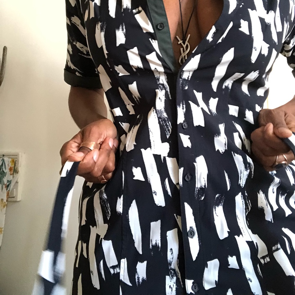 🍑🍑🍑 Black & White Button down collared dress